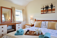 Kingsize bedroom with view over fields at the rear