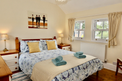 Kingsize bedroom with dual aspect